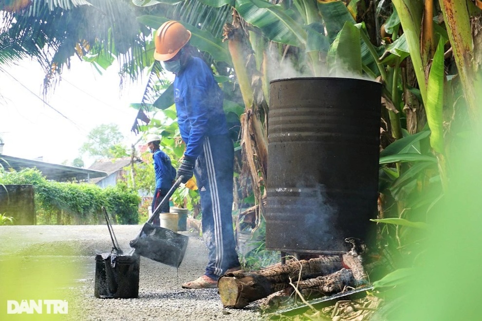 Biệt đội bốn mùa cần mẫn thay áo cho những con đường xuống cấp - 4 Biệt đội bốn mùa cần mẫn thay áo cho những con đường xuống cấp - 4