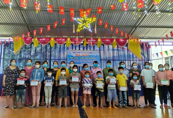 Hội Liên hiệp Phụ nữ thành phố Đồng Xoài nhận đỡ đầu trẻ mồ côi trong tỉnh.