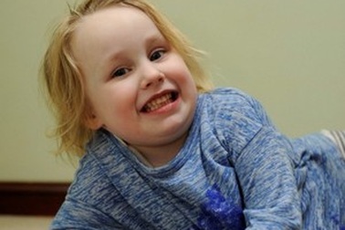 Bé gái 4 tuổi nghiện ăn… vải