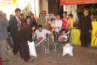 Chùa Cần Linh trao quà Tết cho người kém may mắn