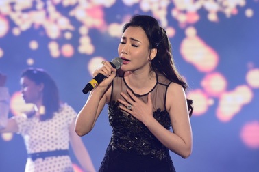 Hồ Quỳnh Hương tái xuất với nhan sắc "khác lạ"