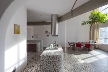 Căn hộ 200m2 ở Sài Gòn “hầm hố” với những hình khối bằng đá lạ mắt