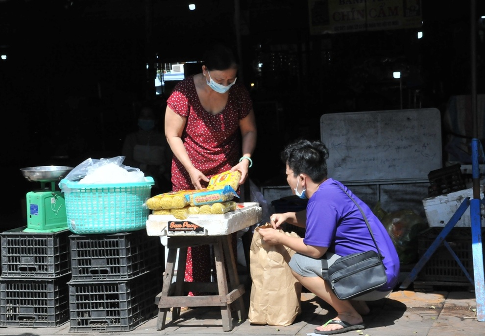 Ngày đầu TP Cần Thơ cách ly 2 quận: Tiểu thương nháo nhào xả hàng ở chợ - 5 Ngày đầu TP Cần Thơ cách ly 2 quận: Tiểu thương nháo nhào xả hàng ở chợ - 5
