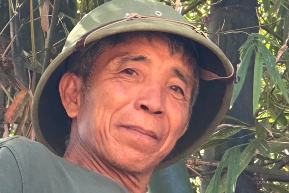 Cụ ông bị lũ cuốn ra bụi tre, mắt đỏ hoe nhìn nhà sập