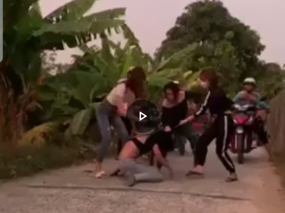 Rụng rời khi con gái 12 tuổi đã quan hệ tình dục, đòi tạt axit... tình địch - 1 Rụng rời khi con gái 12 tuổi đã quan hệ tình dục, đòi tạt axit... tình địch - 1