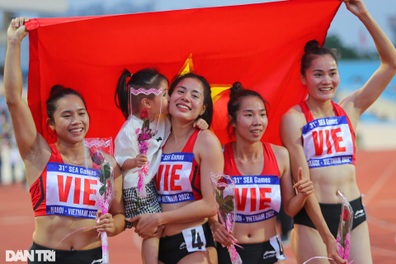 Con gái Nguyễn Thị Huyền xuống sân chúc mừng mẹ giành HCV SEA Games thứ 10