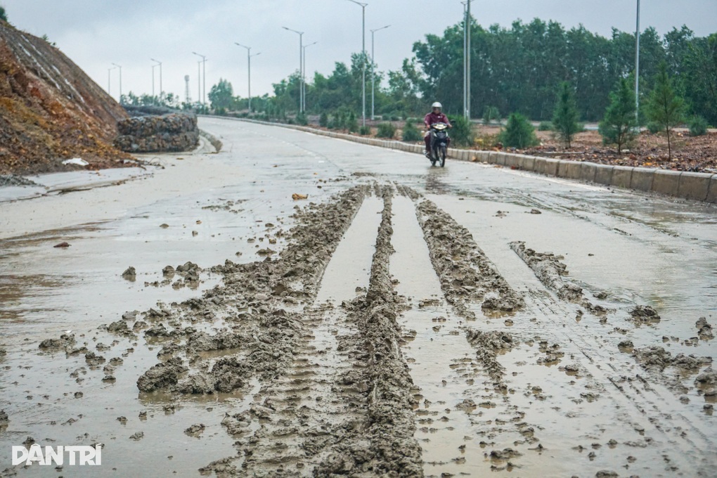 Bùn tràn đầy đường vành đai nghìn tỷ ở Đà Nẵng - 1 Bùn tràn đầy đường vành đai nghìn tỷ ở Đà Nẵng - 1