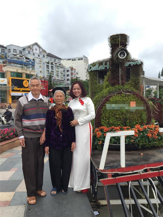 chuyen-tinh-vinh-cuu-cua-cu-ba-87-tuoi-mac-ao-tam-nam-tay-chong-tam-bien-1