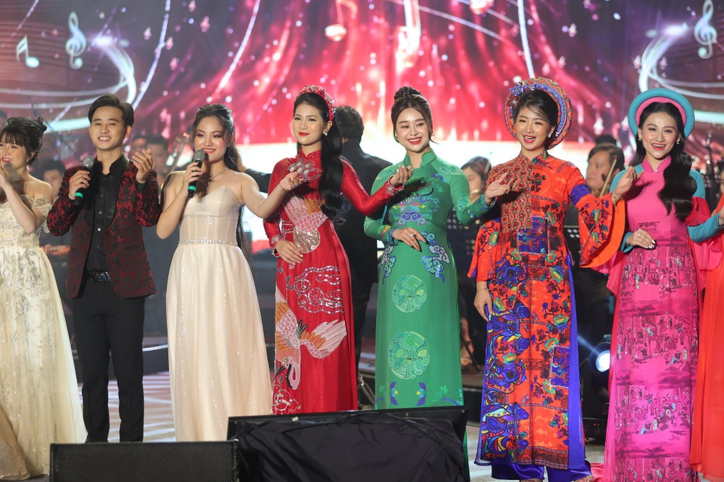 Trọng Tấn, Ngọc Khuê, Phương Thảo và các giọng ca Sao Mai 12 mùa hội ngộ - 4 Trọng Tấn, Ngọc Khuê, Phương Thảo và các giọng ca Sao Mai 12 mùa hội ngộ - 4