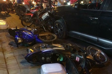 Ô tô nổ lốp tông hàng loạt xe máy