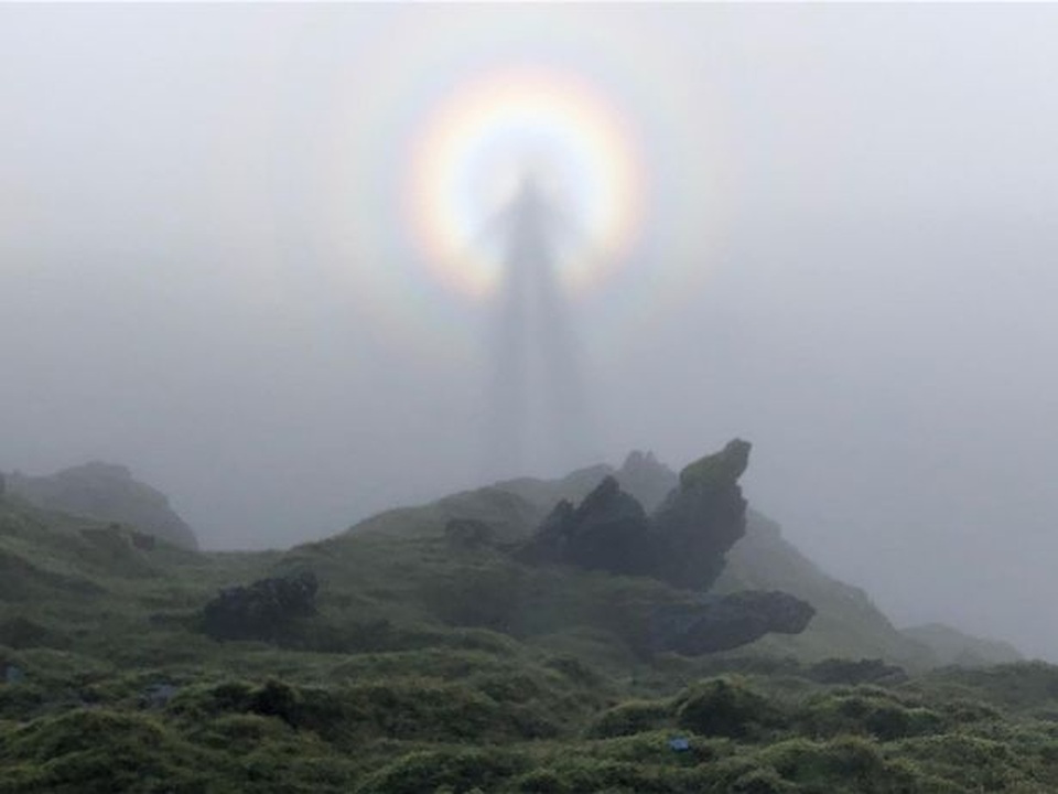 Bóng ma hình người xuất hiện trên đỉnh núi - 1 Bóng ma hình người xuất hiện trên đỉnh núi - 1