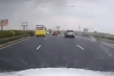 Ô tô con bị chém rách lốp vì đâm phải khúc gỗ rơi trên đường cao tốc