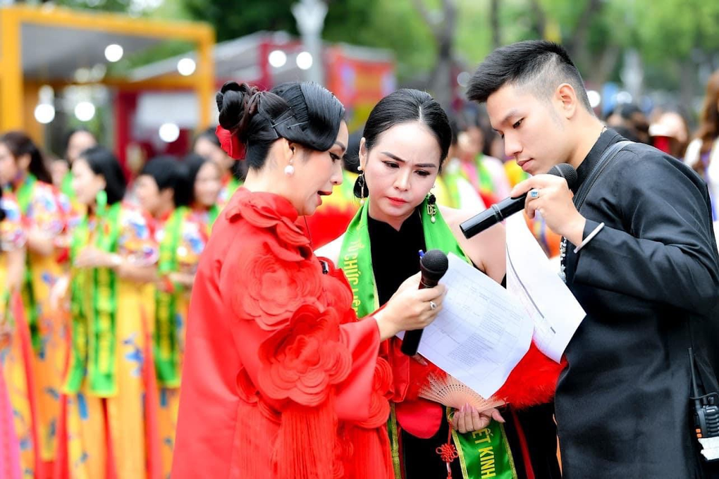 Gần 300 nữ doanh nhân tham gia đồng diễn áo dài tại phố đi bộ Hoàn Kiếm - 2 Gần 300 nữ doanh nhân tham gia đồng diễn áo dài tại phố đi bộ Hoàn Kiếm - 2