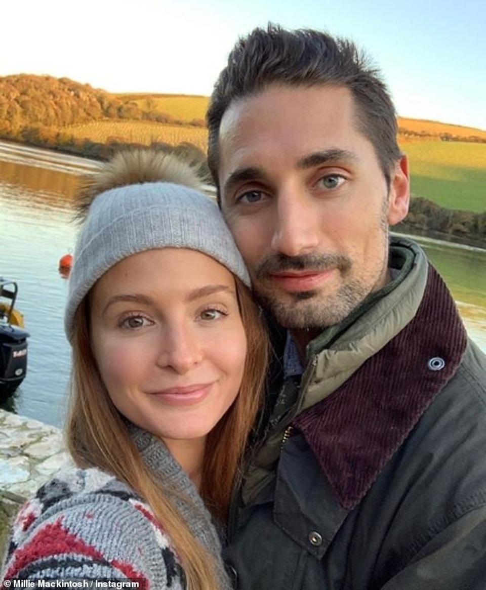 Millie Mackintosh bế bụng bầu ra biển - 8 Millie Mackintosh bế bụng bầu ra biển - 8