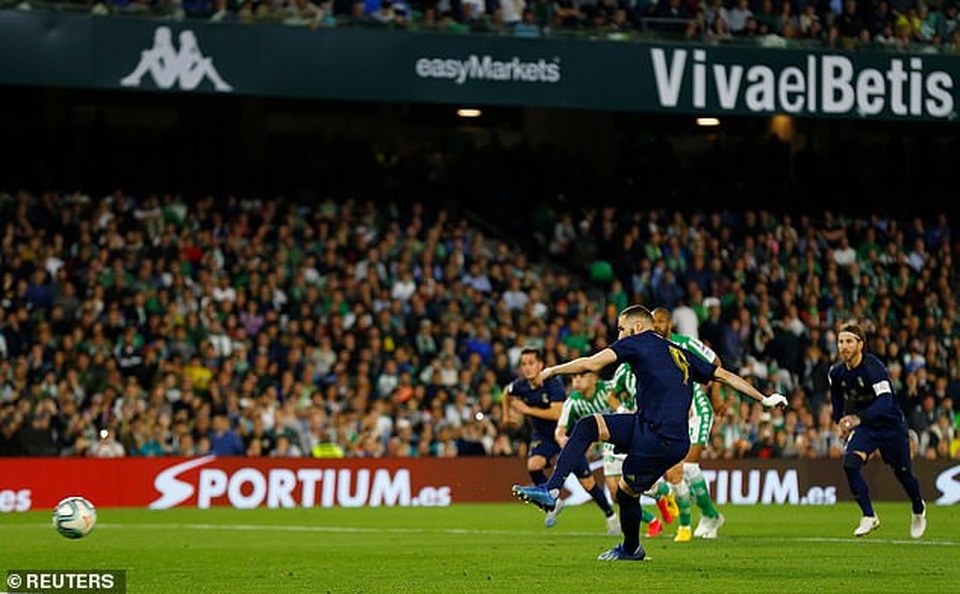 Thua sốc Betis, Real Madrid mất ngôi đầu bảng vào tay Barcelona - 9 Thua sốc Betis, Real Madrid mất ngôi đầu bảng vào tay Barcelona - 9