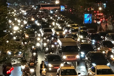 Hà Nội: Nhiều tuyến đường ùn tắc kéo dài trong đêm Noel