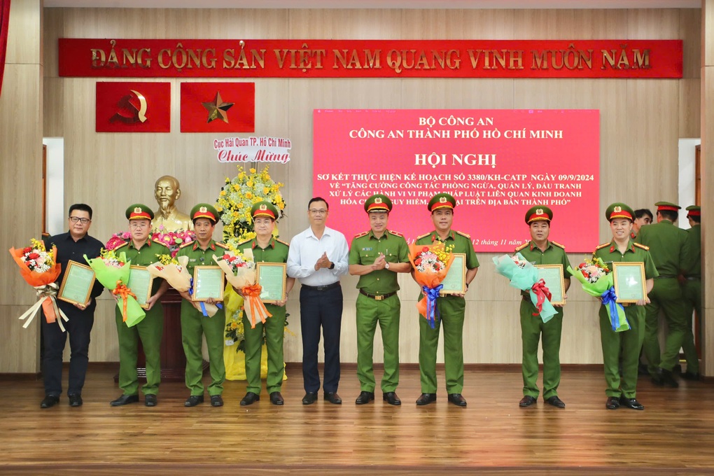 Bắt giam 13 người mua bán chất kịch độc xyanua ở TPHCM - 3 Bắt giam 13 người mua bán chất kịch độc xyanua ở TPHCM - 3