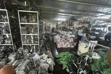 Hà Nội: Phát hiện 16.000 sản phẩm giả mạo nhãn hiệu YONEX