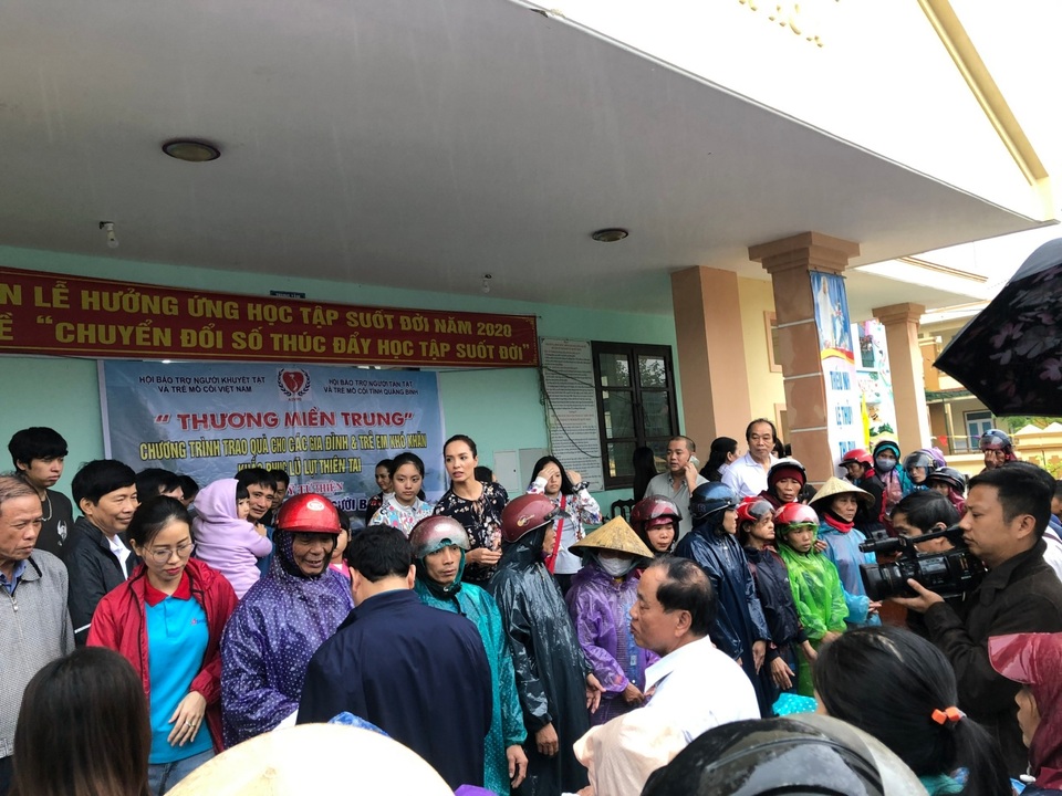 Thúy Hạnh - Minh Khang xúc động khi nhìn thấy cảnh đổ nát ở miền Trung - 5