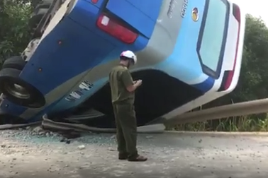 Tránh học sinh băng qua đường, xe khách "dốc ngược" bên đường Hồ Chí Minh