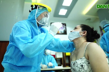 Tranh thủ về sớm lấy mẫu xét nghiệm cho yên tâm
