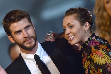 Miley Cyrus và Liam Hemsworth: Cứ yêu thôi, không cần cưới!