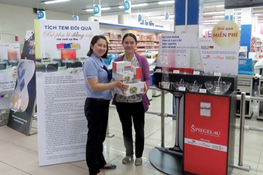 Khách hàng nhộn nhịp nhận quà sang miễn phí tại Co.opmart và Co.opXtra