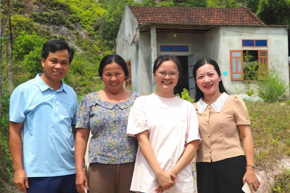 Từ nữ sinh nghèo vượt khó đến vinh dự góp mặt trong đội hình A80 - 2 Từ nữ sinh nghèo vượt khó đến vinh dự góp mặt trong đội hình A80 - 2