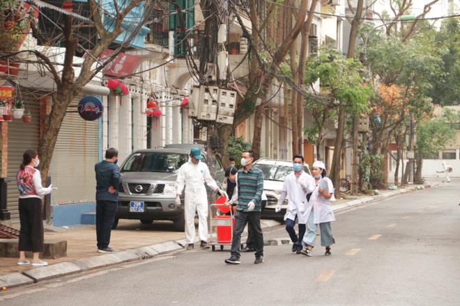 Phố Trúc Bạch: Cách ly, khử trùng và được tiếp tế nhu yếu phẩm - 4 Phố Trúc Bạch: Cách ly, khử trùng và được tiếp tế nhu yếu phẩm - 4