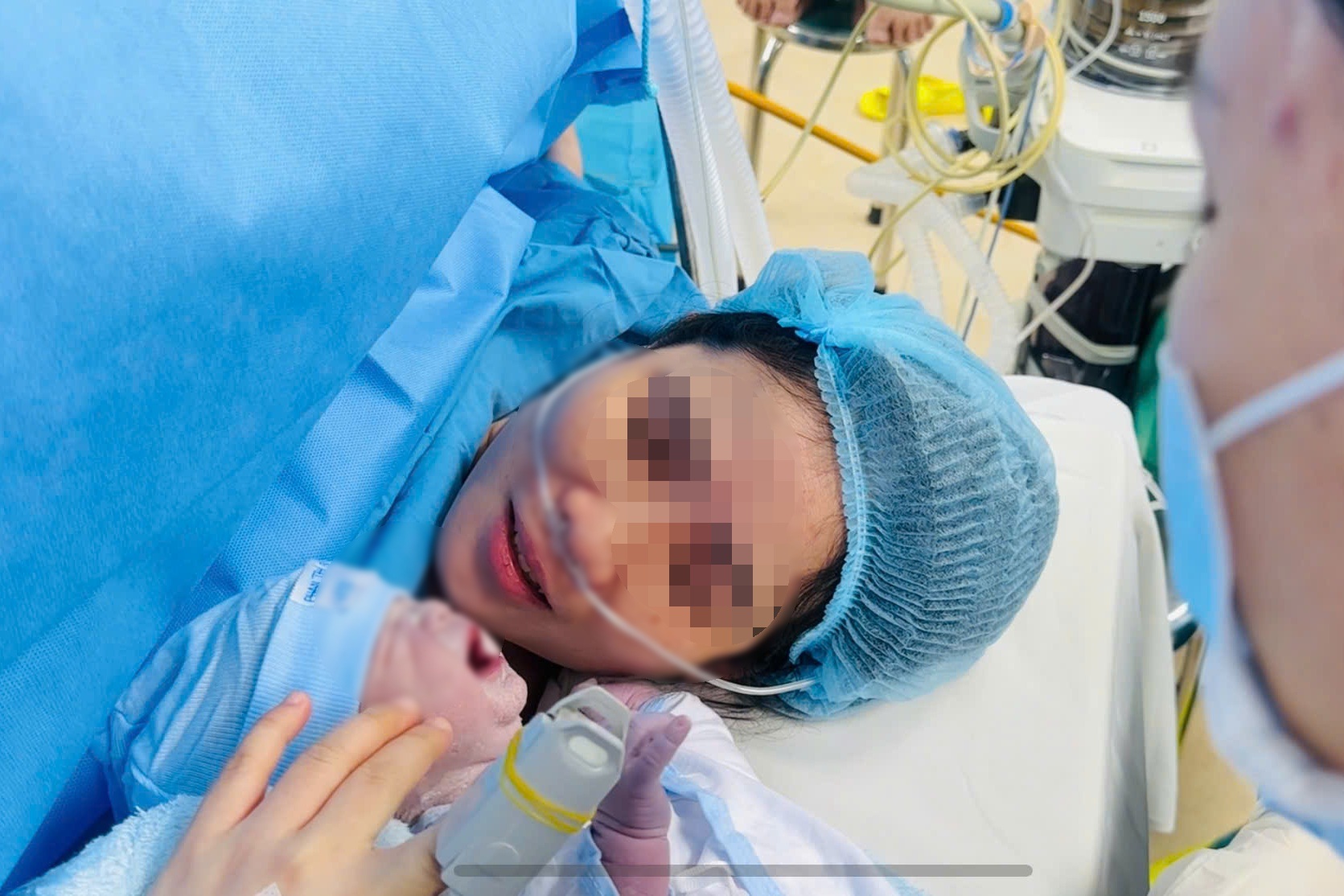 Em bé quý nguy kịch trong bào thai đón sự sống nhờ ca mổ đặc biệt - 4