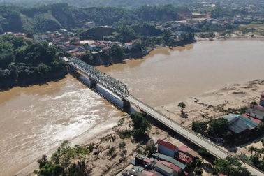 Tạm cấm toàn bộ xe qua cầu Yên Bái