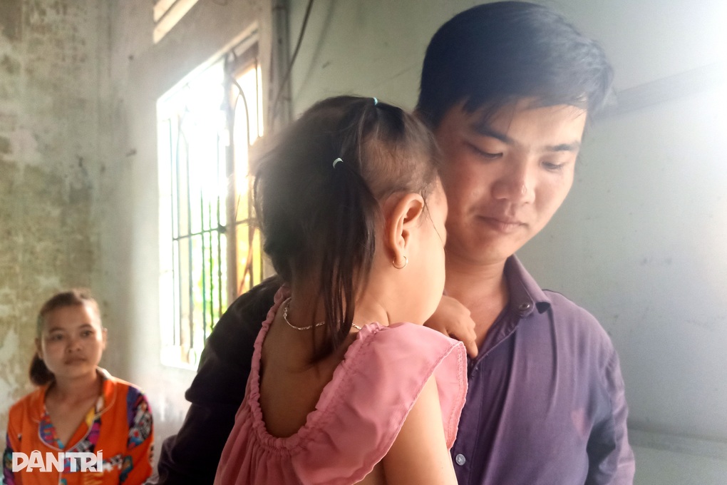 Người mẹ Khmer nghèo cầu xin cứu mạng sống con gái 4 tuổi bị u gan quái ác - 4 Người mẹ Khmer nghèo cầu xin cứu mạng sống con gái 4 tuổi bị u gan quái ác - 4