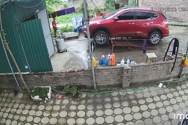 Sự cố hy hữu khi đưa ô tô lên cầu rửa xe