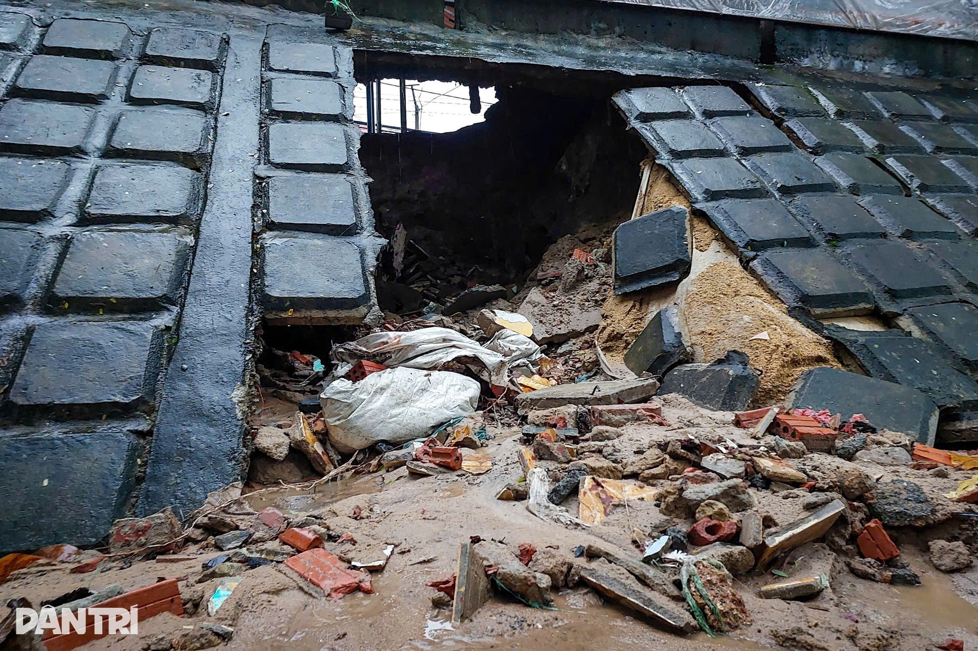 Lũ chảy cuồn cuộn ở Đà Nẵng, dân dìu nhau băng qua dòng nước xiết - 10 Lũ chảy cuồn cuộn ở Đà Nẵng, dân dìu nhau băng qua dòng nước xiết - 10