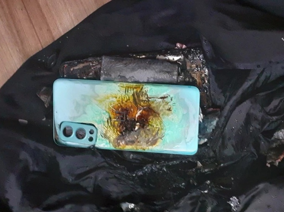 Mới mua hơn 2 tuần, smartphone bất ngờ phát nổ khiến chủ nhân bị thương - 2 Mới mua hơn 2 tuần, smartphone bất ngờ phát nổ khiến chủ nhân bị thương - 2
