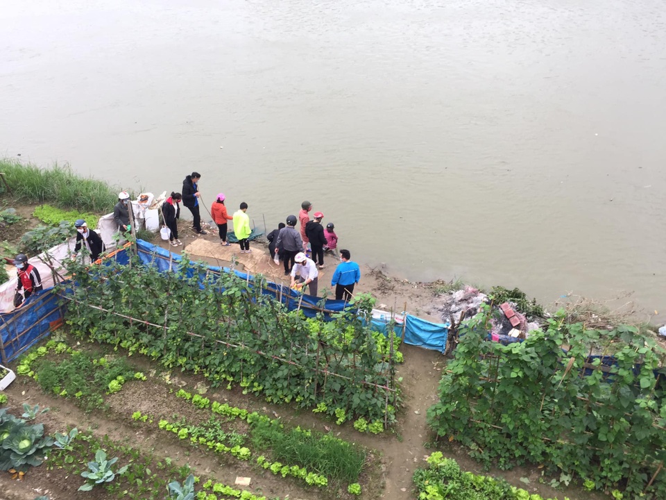 Người dân thả cá phóng sinh xuống thượng nguồn sông Hồng - 7 Người dân thả cá phóng sinh xuống thượng nguồn sông Hồng - 7