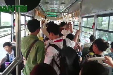 Buýt nhanh BRT chật cứng người vào giờ cao điểm