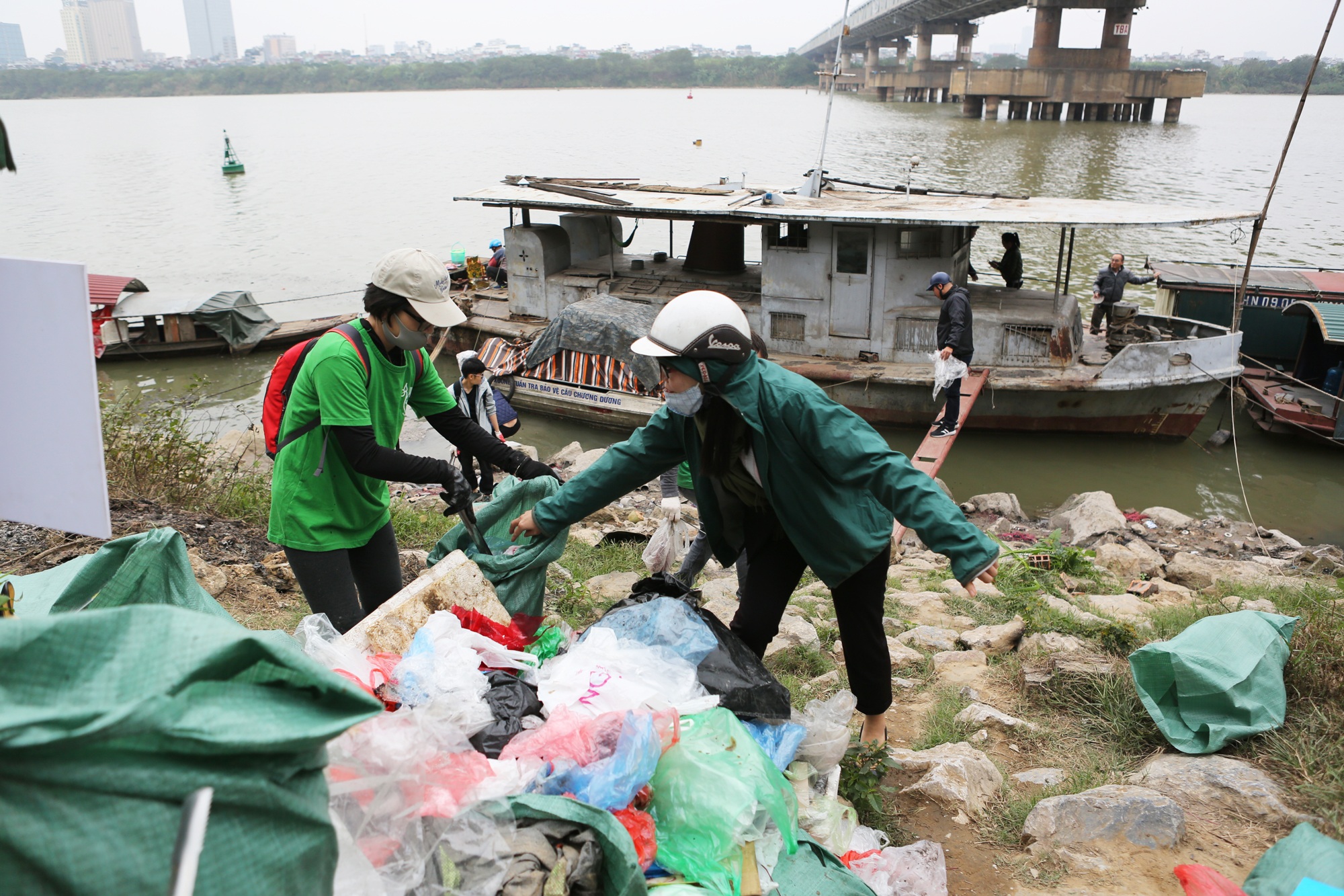 Người nước ngoài tình nguyện nhặt rác ngày ông Công ông Táo - 6 Người nước ngoài tình nguyện nhặt rác ngày ông Công ông Táo - 6