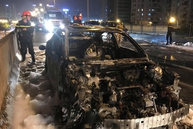 Hà Nội: Mazda 3 cháy "tan nát" trên đường vành đai 3 trên cao