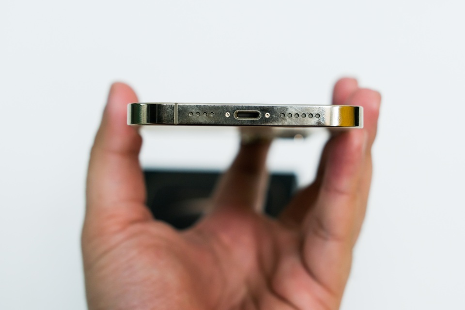 Trên tay iPhone 12 Pro Max đầu tiên tại Việt Nam, giá 53 triệu đồng - 9 Trên tay iPhone 12 Pro Max đầu tiên tại Việt Nam, giá 53 triệu đồng - 9