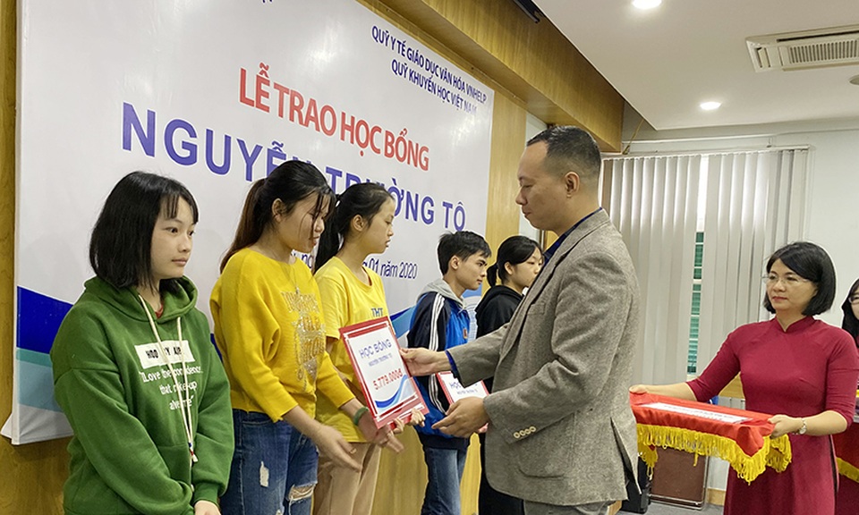30 sinh viên nghèo vượt khó nhận học bổng Nguyễn Trường Tộ - 4 30 sinh viên nghèo vượt khó nhận học bổng Nguyễn Trường Tộ - 4