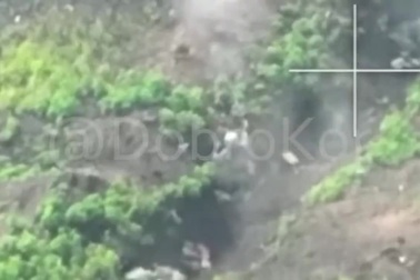 Lính Nga bí mật bất ngờ tiếp cận liến 2 binh sĩ Ukraine trong chiến hào