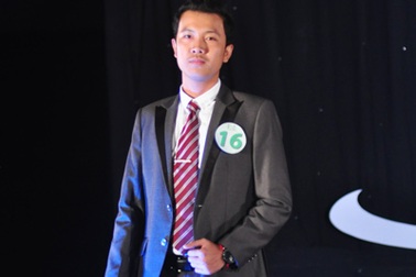 Xem chàng lính "bảnh trai" Campuchia khoe tài ảo thuật