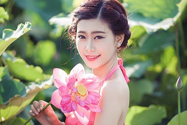 Mùa sen nở rộ đất Hà thành, bạn trẻ ngất ngây thưởng thức