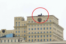 "Vật thể lạ" xuất hiện trên nóc tòa nhà trụ sở Bộ Quốc phòng Nga