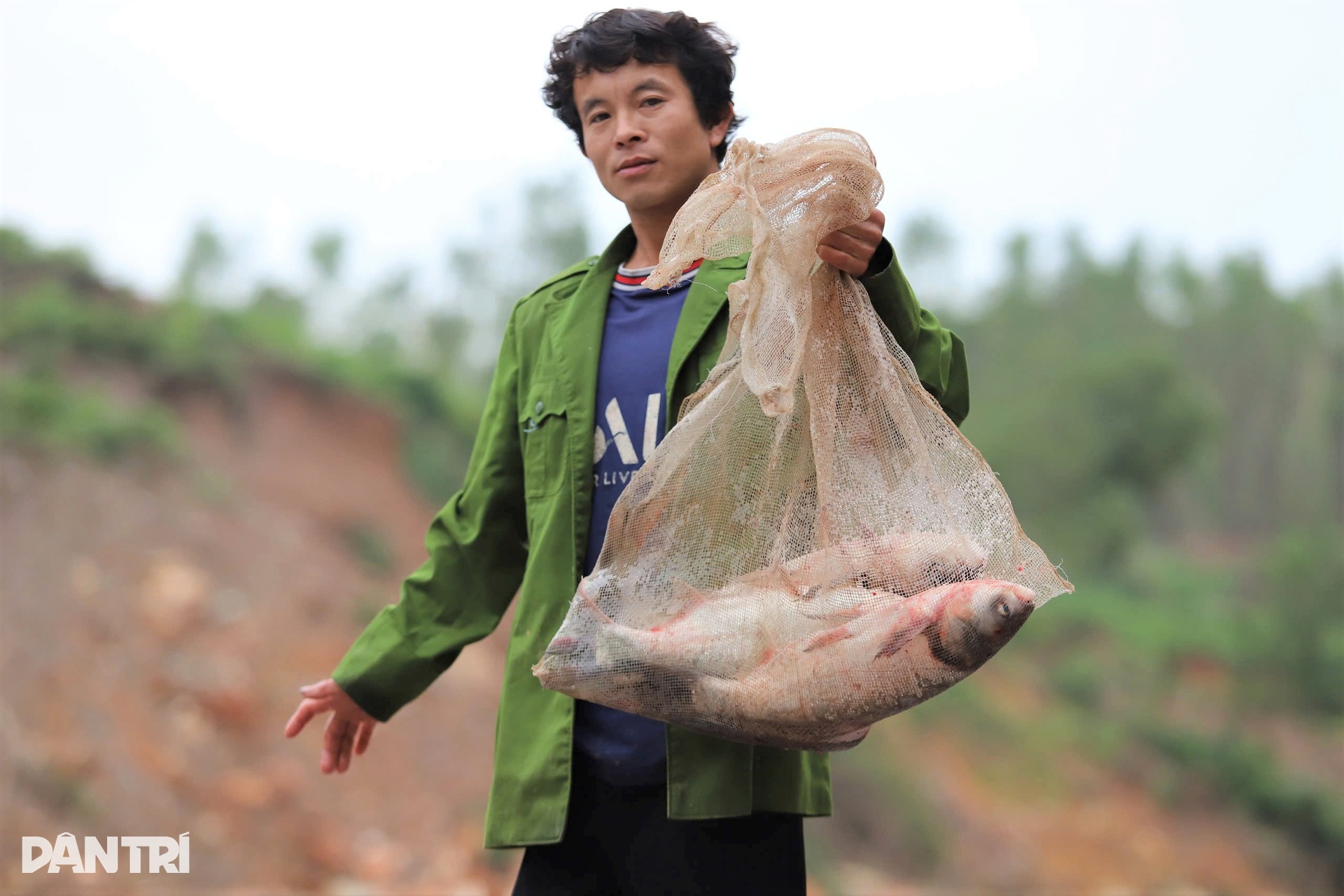 Săn cá dài cả mét dưới miệng cửa tràn xả lũ hồ Kẻ Gỗ - 7