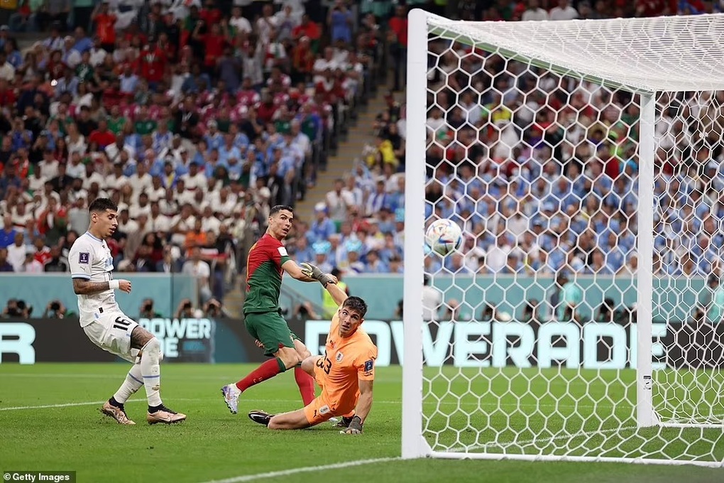 Ronaldo hai lần lỡ cơ hội lập kỷ lục trong chiến thắng của Bồ Đào Nha - 1 Ronaldo hai lần lỡ cơ hội lập kỷ lục trong chiến thắng của Bồ Đào Nha - 1