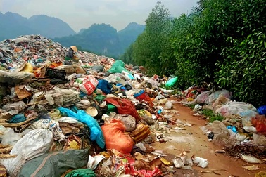 Bãi rác án ngữ đường dân sinh, người dân kêu cứu