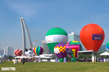 Hàng chục khinh khí cầu khoe sắc trên bầu trời TPHCM