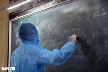 Phú Yên: Giám thị mặc đồ bảo hộ chống dịch trong phòng thi của F1